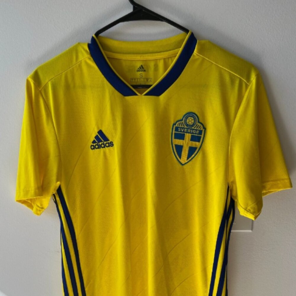 Sweden 2018-2020 Home Soccer Jersey adidas Size Small